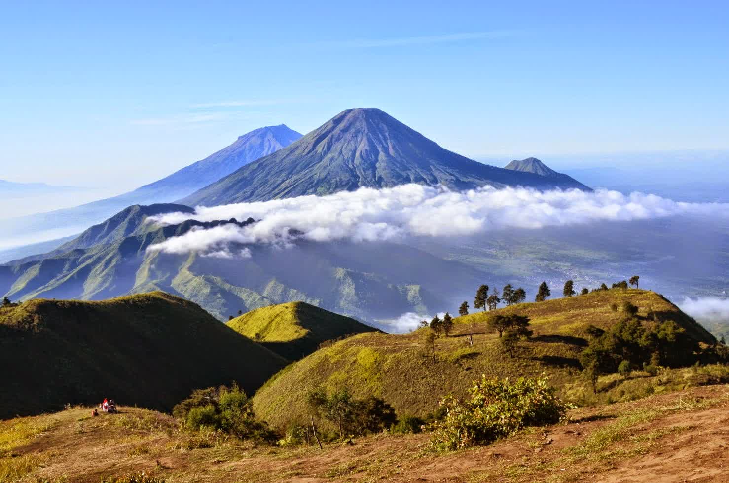 Pemandangan pegunungan di jalur Prau